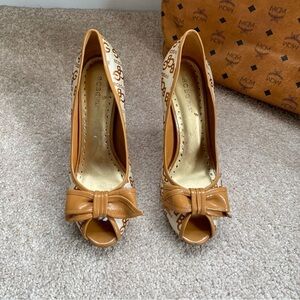 BCBG TAN & IVORY Peep Toe Pumps with Bow​​​​​